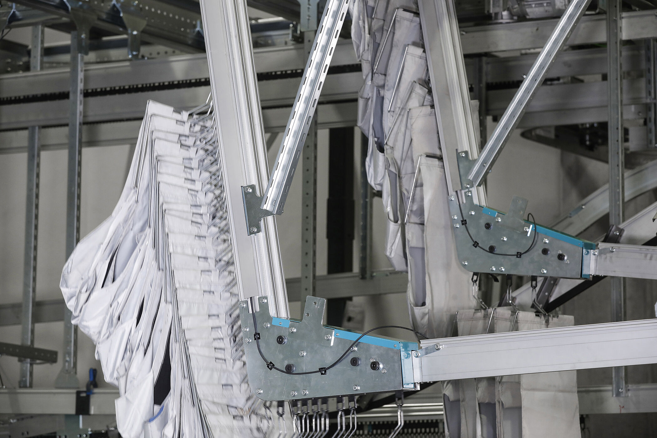 CRI244F Image 1 Otto Group selects BEUMER Group Pouch System for new Central European dispatch centre