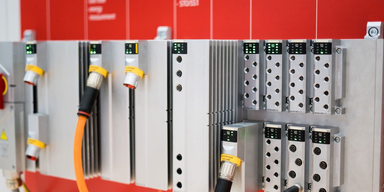 Outside the box thinking: Progressing to decentralised control and cabinet-free automation