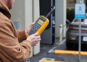 FLU061 Fluke FEV350 Tester Application image Advanced all-in-one tool for safety and performance testing - the Fluke FEV350 EV Charging Station Analyzer
