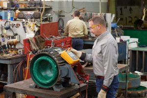 FLU062 Fluke 1537 Insulation Testers in use Two new high-voltage Insulation Resistance Testers from Fluke deliver accuracy and speed in industrial and solar PV applications