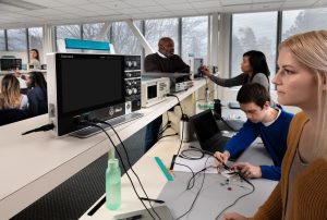 TEK076 Image MSO22 Education Tektronix Announces Special Pricing and Extended 5-Year Total Protection on Select Oscilloscopes, Exclusively for Educators